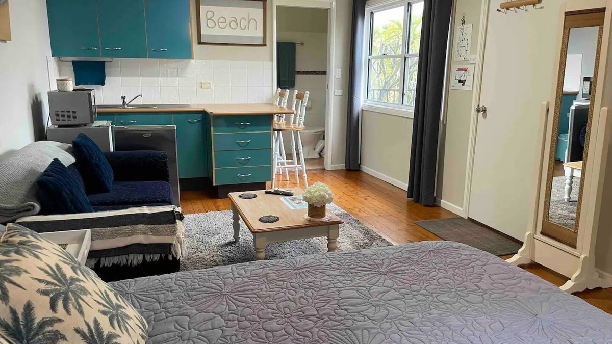 Wamberal Apartment | Beachside cabin + solar heated pool @ Spoon Bay