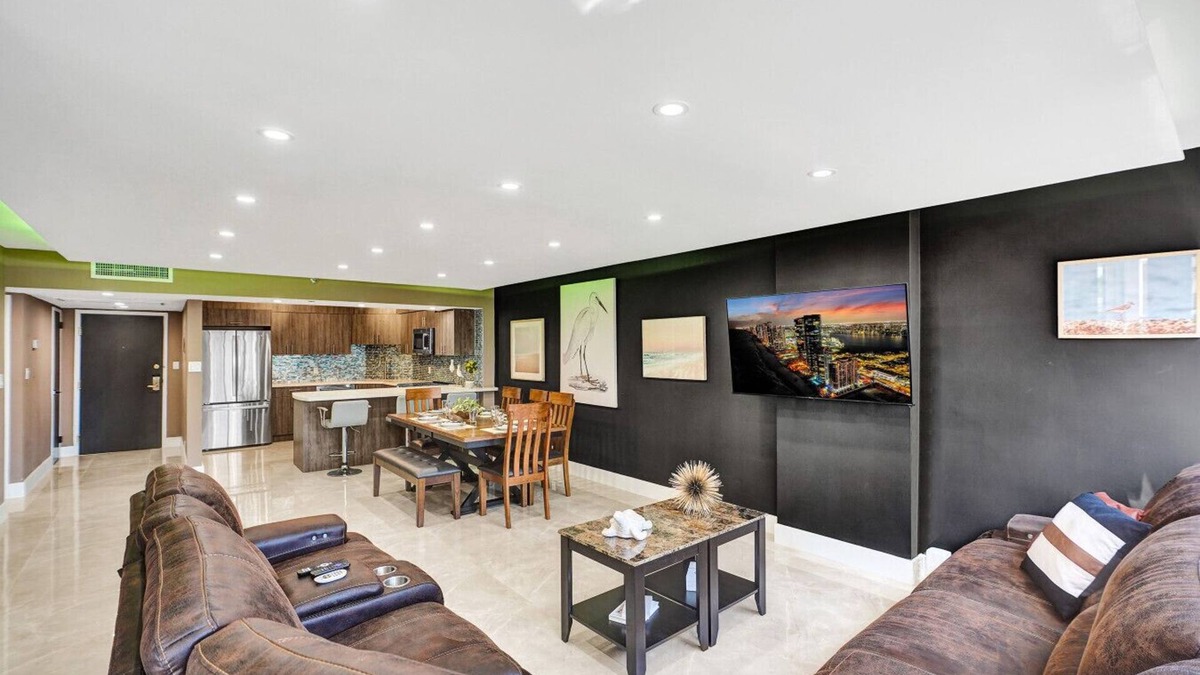 Mid Beach Apartment | Beachside Condo with Resort Amenities, Including Pools, Gym, and Bathtub 503