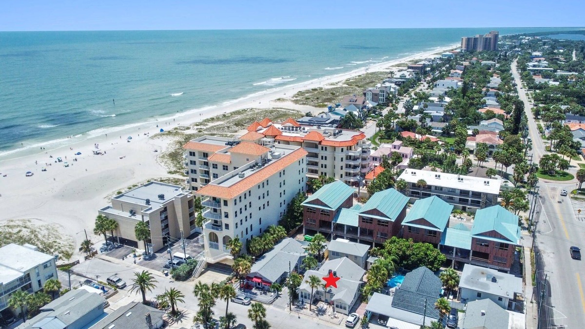 Clearwater Beach House | Beachside Cottage 22/Steps to the beach!