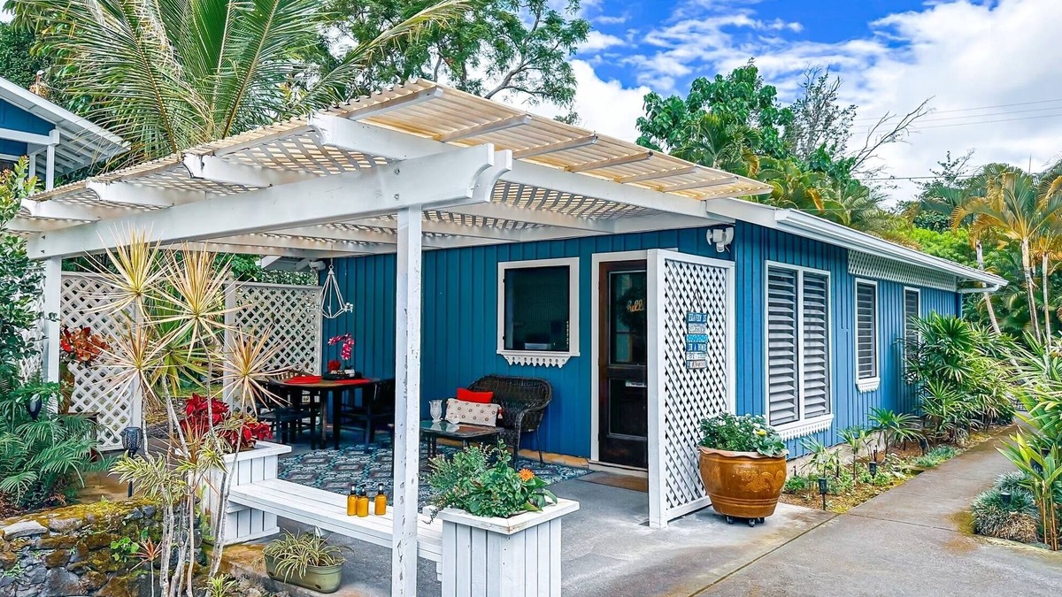 Honalo House | Beachside Cottage surrounded by coffee trees but minutes from the beaches