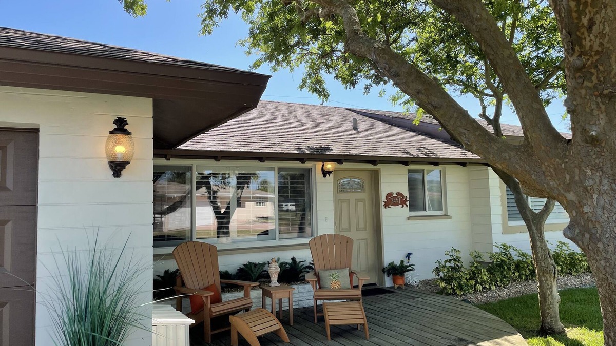 Daytona Beach House | Beachside Daytona Beach Shores 5 min walk to beach, restaurants and more!