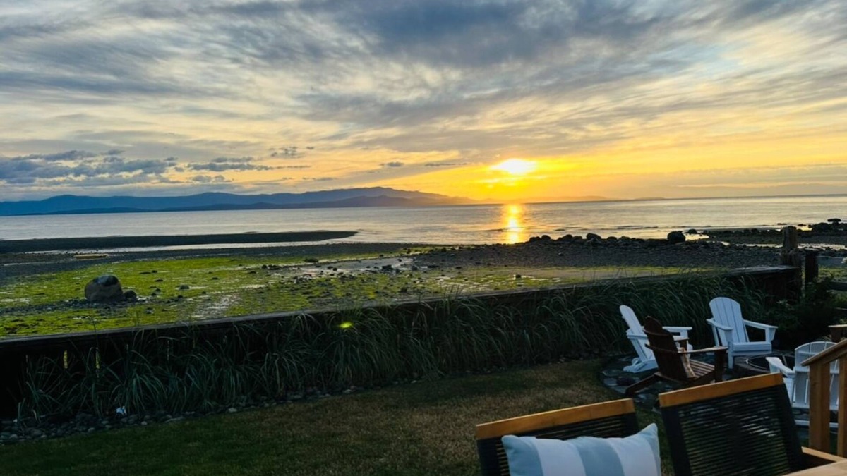 Regional District of Nanaimo Hotel | Beachside family retreat w/Private Raft, paddleboards, Firepit, Kayaks.