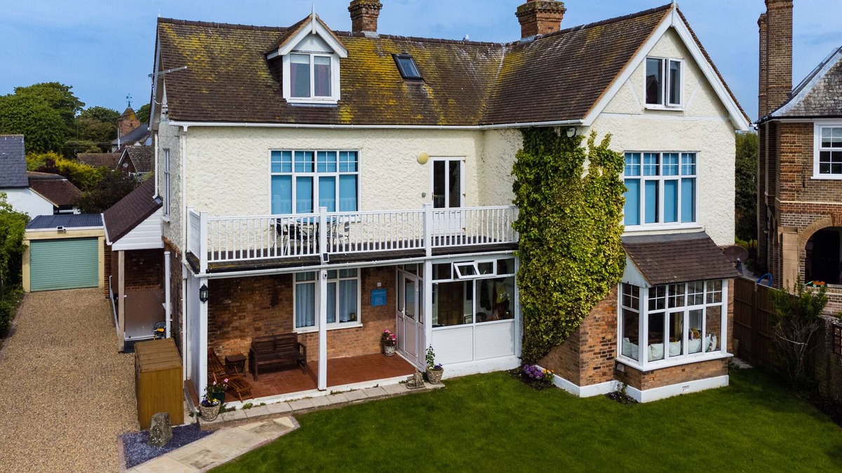 Burmarsh House | Beachside Family Home. 5 Bedrooms, Spacious, Luxurious & Well Equipped
