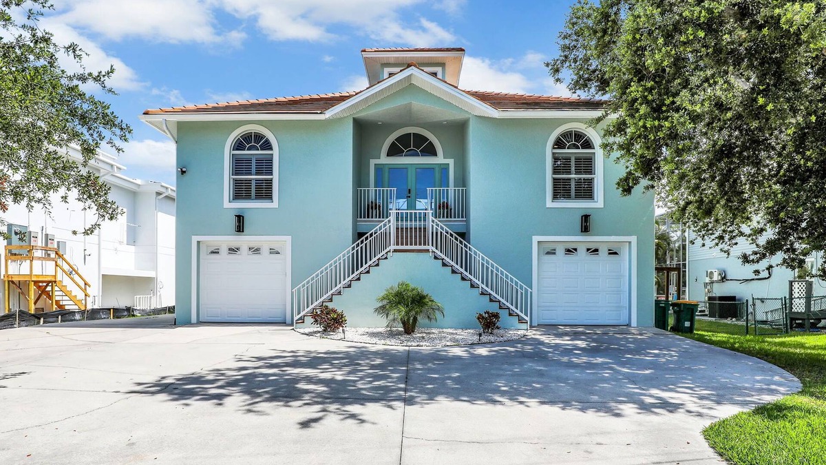 Bonita Shores House | Beachside Fun House Spacious 4-bedroom home with Pool Hot Tub Close To The Beach