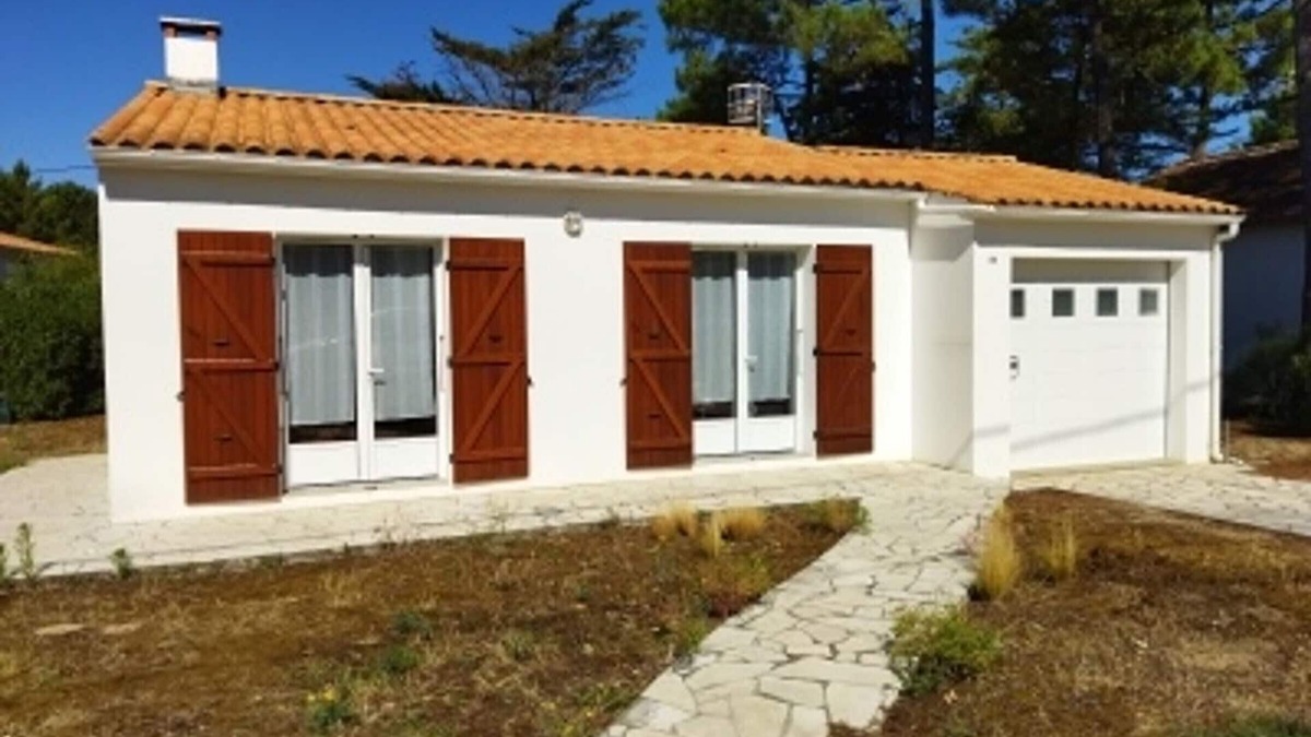 La Tranche-sur-Mer House | Beachside Getaway: Cozy House for 5, 100m from Shore, Parking, TV, BBQ, WiFi Option