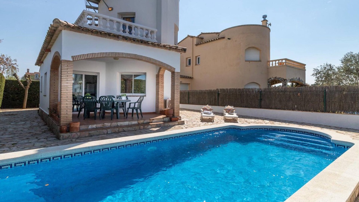 Sant Pere Pescador House | Beachside Haven with Pool, BBQ, WiFi & A/C – 200m from Sant Pere Pescador Beach