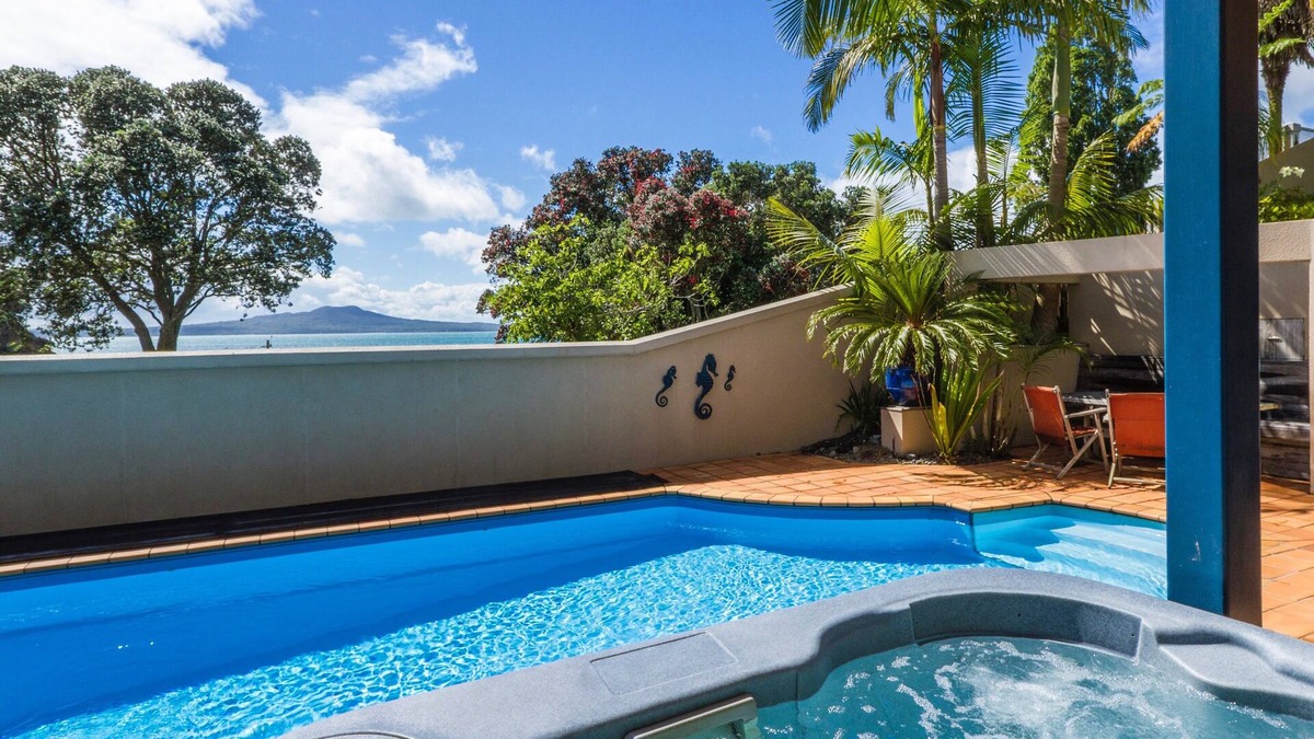 Castor Bay Cottage | Beachside Holiday - Castor Bay Holiday Apartment