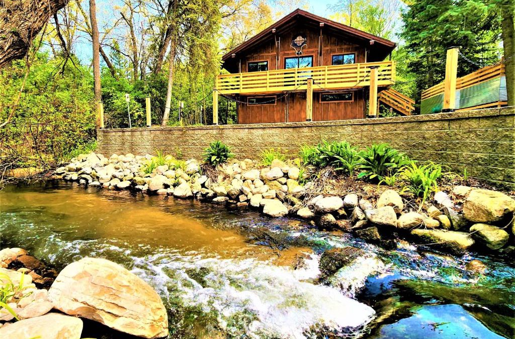 Traverse City Ski Chalet | Beachside-HotTub-Fireplace-Authentically Northern