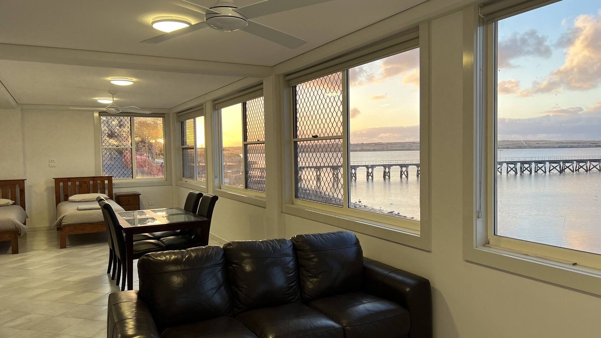 Ripon Apartment | Beachside & Jetty View Apt 5 (Harbour Master Apartment)