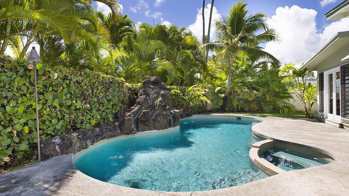 Kailua House | Beachside Kailua AC 3min to beach - DATES AVAIL! Min Stay 7 Nights-CONTACT HOST