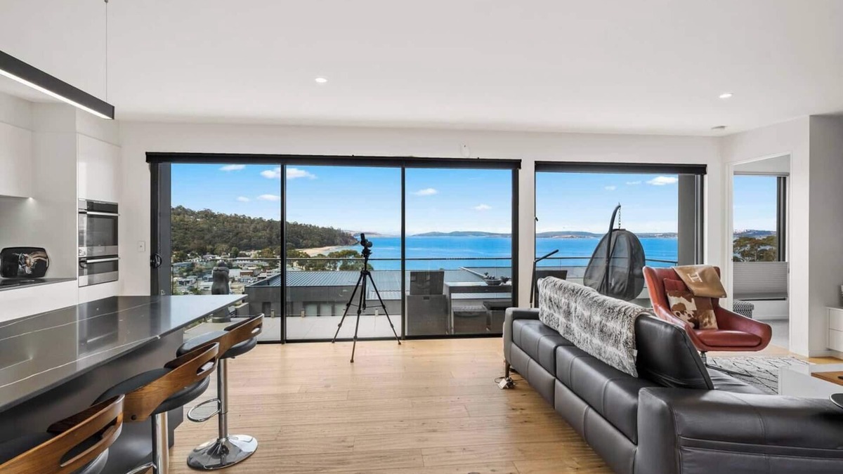 Kingston Beach Villa | Beachside Luxury Villa Expansive Panoramic Vistas