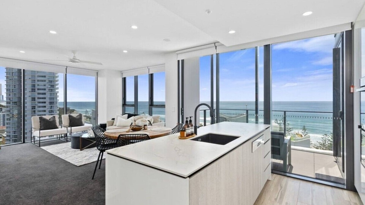 Burleigh Heads Apartment | Beachside Luxury in Burleigh Heads!