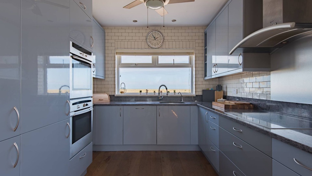 Lydd House | Beachside, nr Dungeness - family seaside home sleeps 8 with sea views