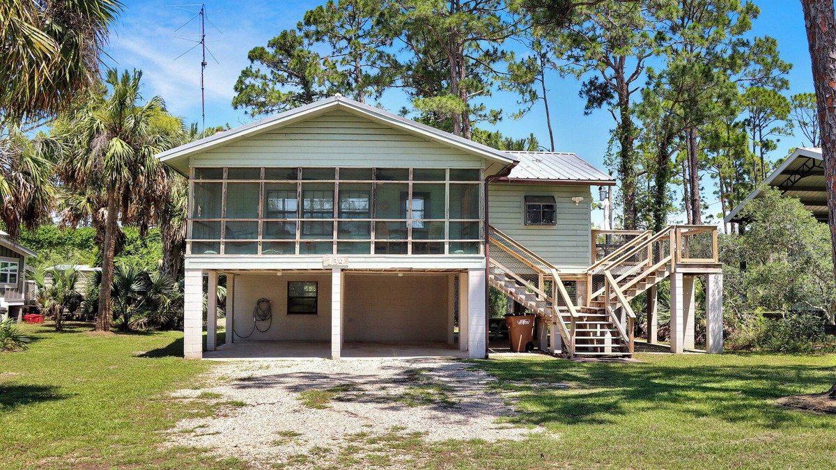 Indian Pass House | Beachside, Pet Friendly, Calm and quaint! Alfie's Place