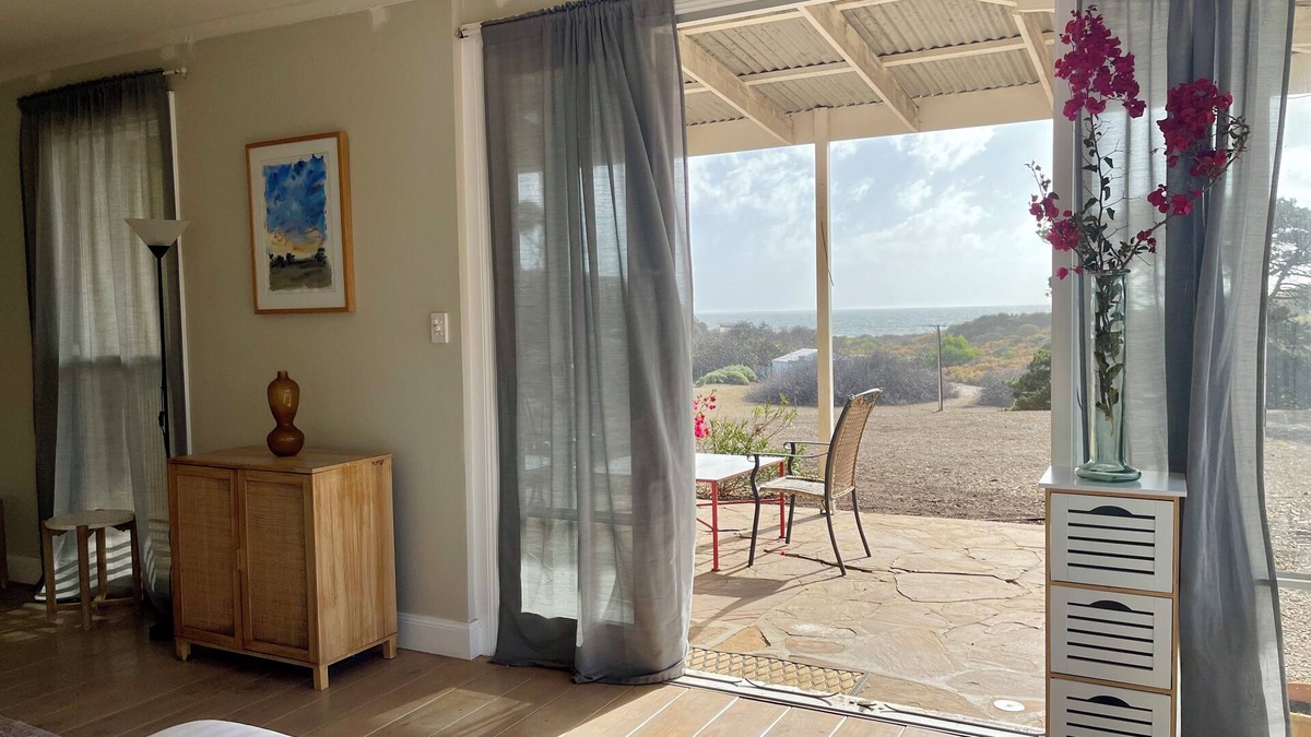 Duncan Apartment | Beachside Studio styled space with sea views and 3 minute walk to the beach