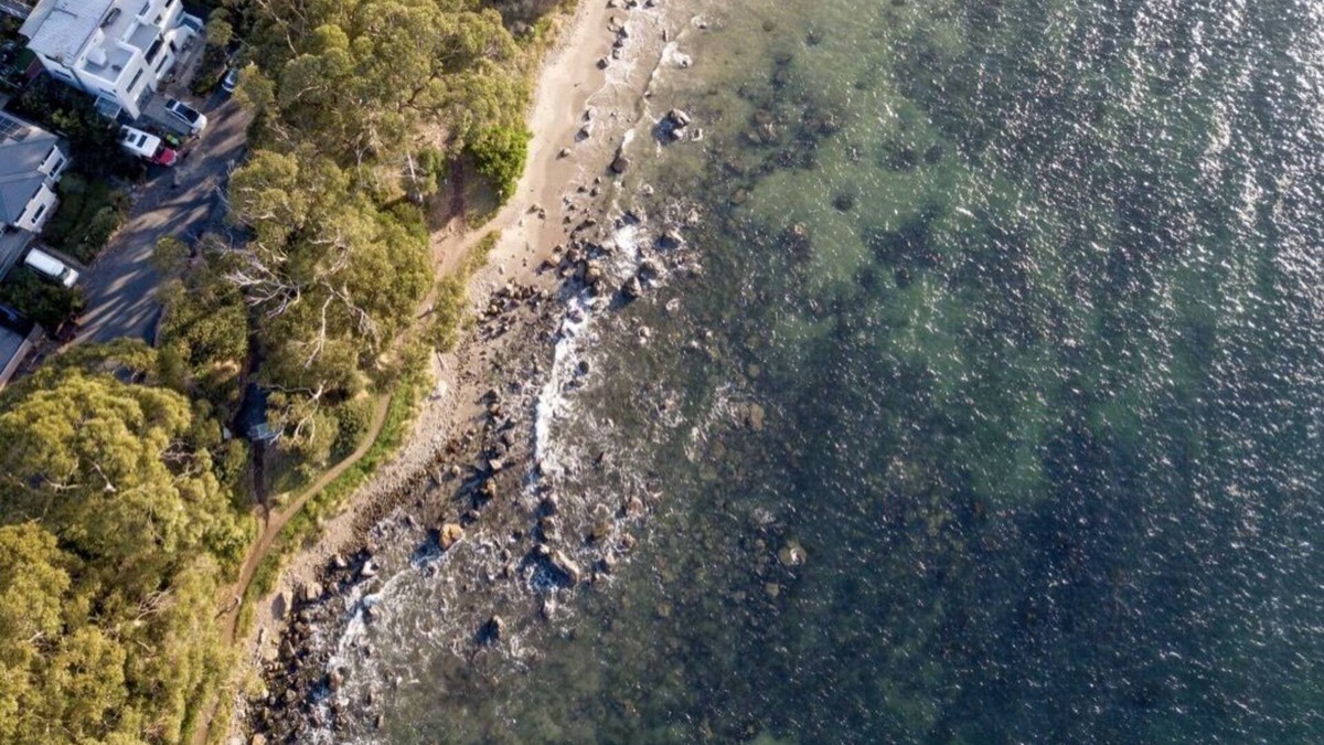 Taroona Apartment | Beachside Taroona with Spa