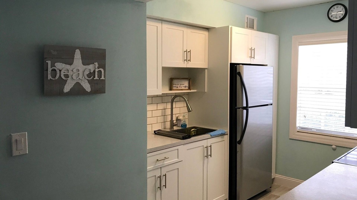 Indian Harbour Beach House | Beachside Townhouse: Family Friendly & Renovated