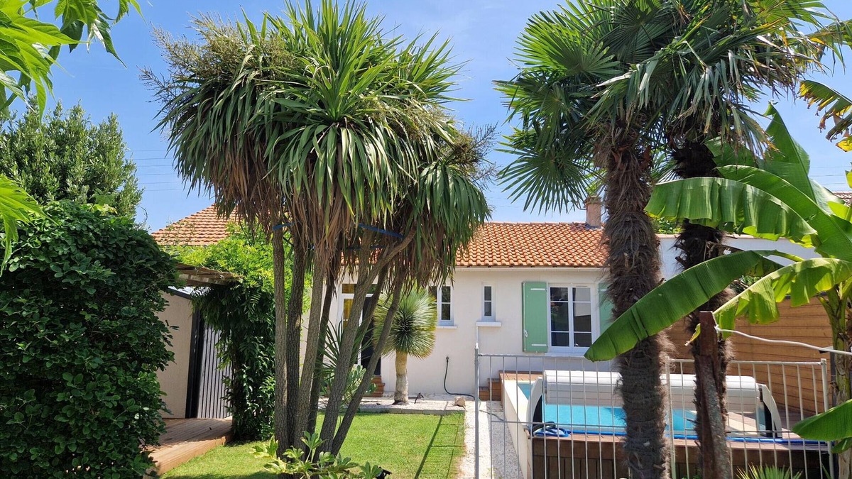 Quartier du Casino House | Beachside Villa with Pool - 2BR, 4 Guests, Near Market & Beach