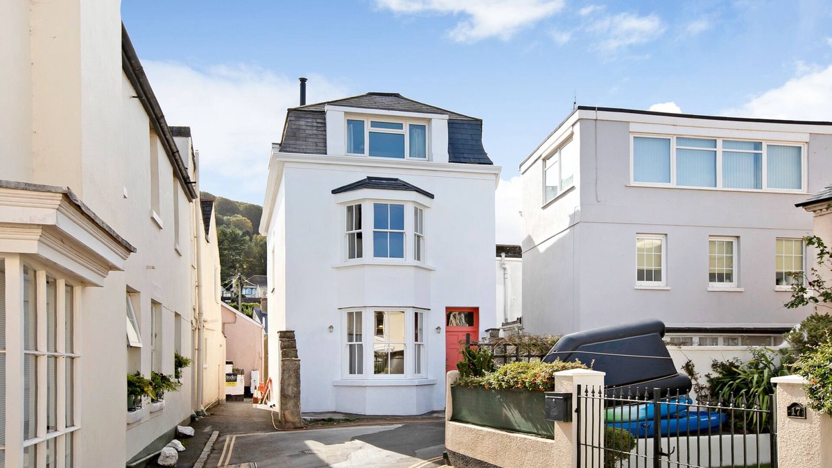 Teignmouth House | Beachside Village House withParking, sleeps 14 all en-suite, freshly renovated