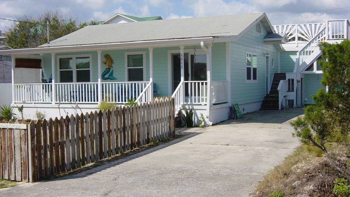 Butler Beach House | BeachsideCottge,easywalk2BestBeach,3bdrm2bth,UpperDeck,FreeWiFi,PetsWlcmFncdYrd
