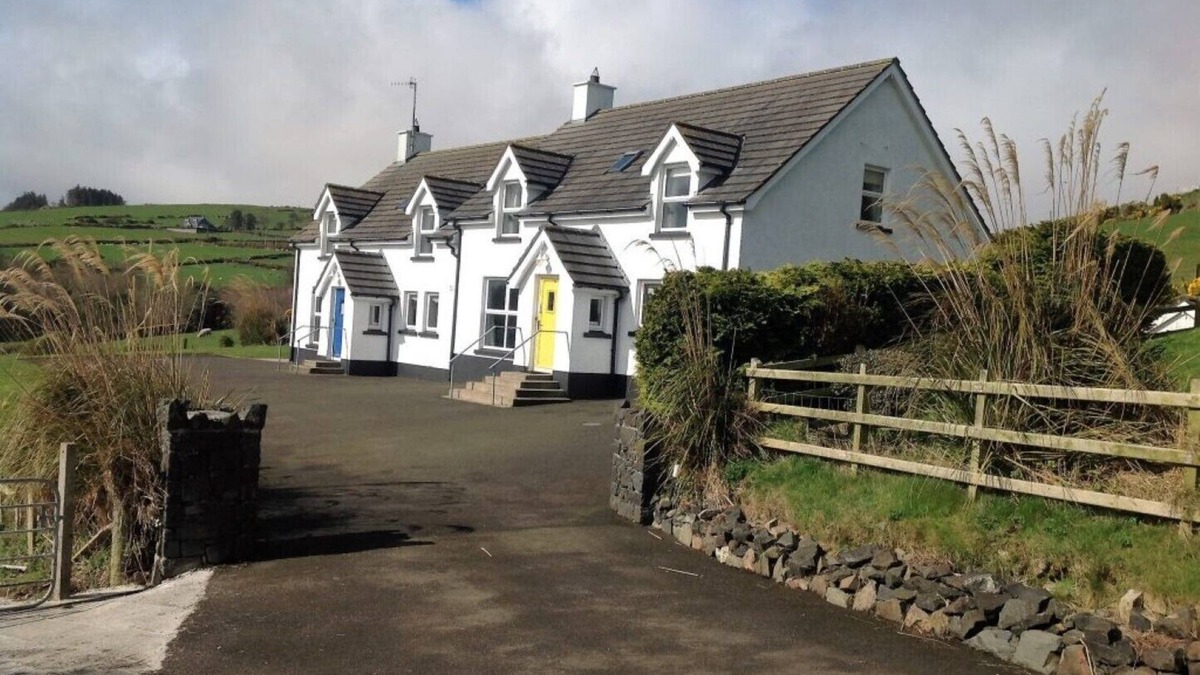 Glenariff Cottage | Beachview Cottage C yellow door 4 bedrooms
