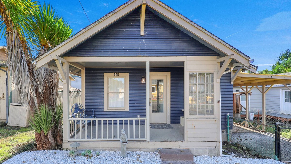 Rockaway Beach House | Beachwood Bungalow in Downtown Rockaway Beach