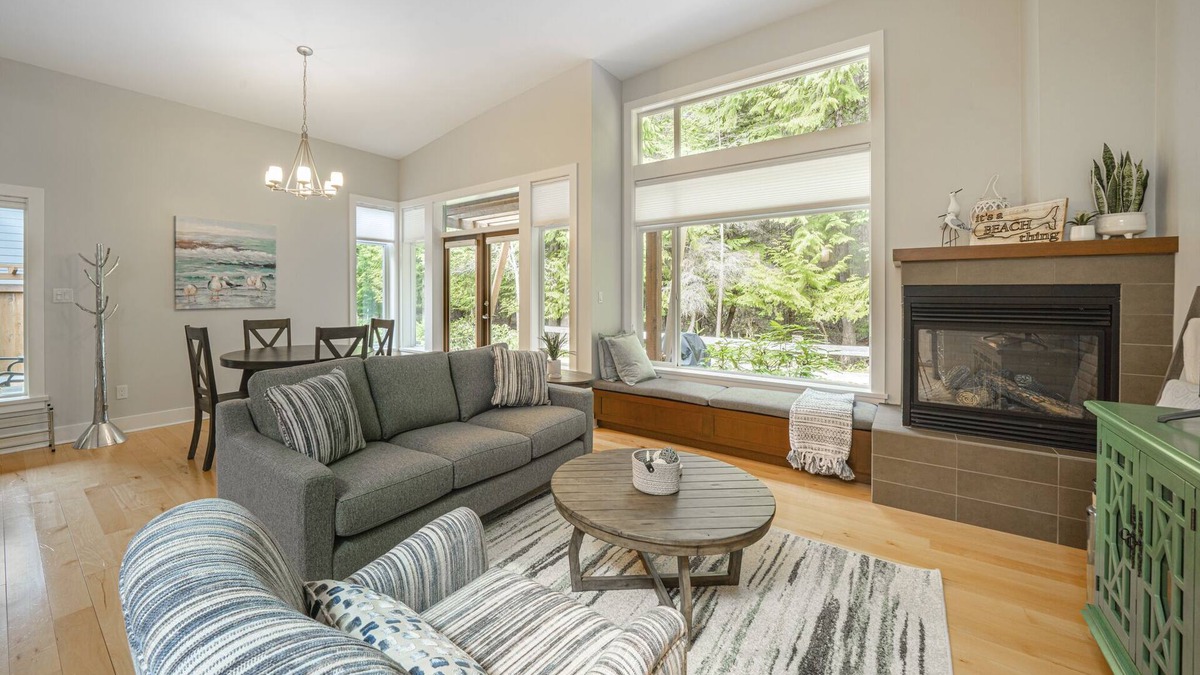 Regional District of Nanaimo Cottage | Beachwood House, 5 min walk to beach