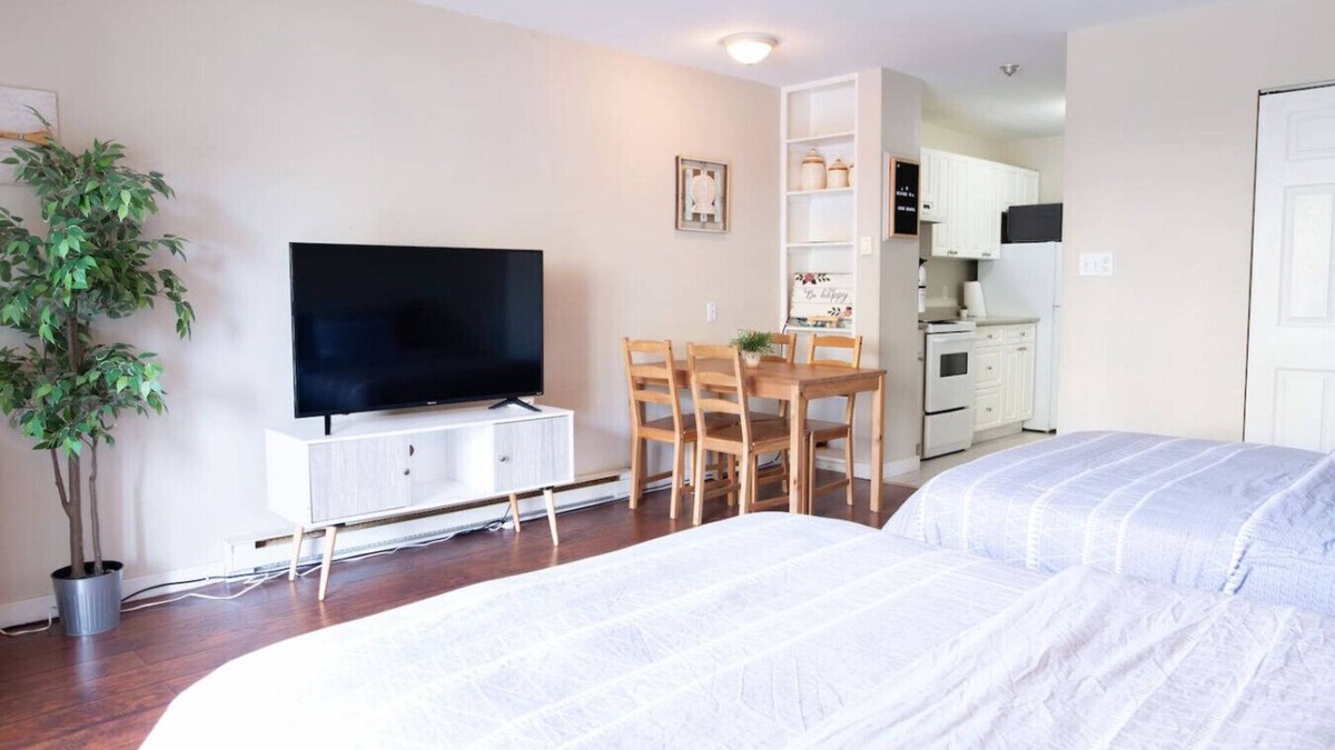 Harrison Hot Springs Apartment | Beachy 2 Bed Studio Suite, Balcony and 4 Min to Lake