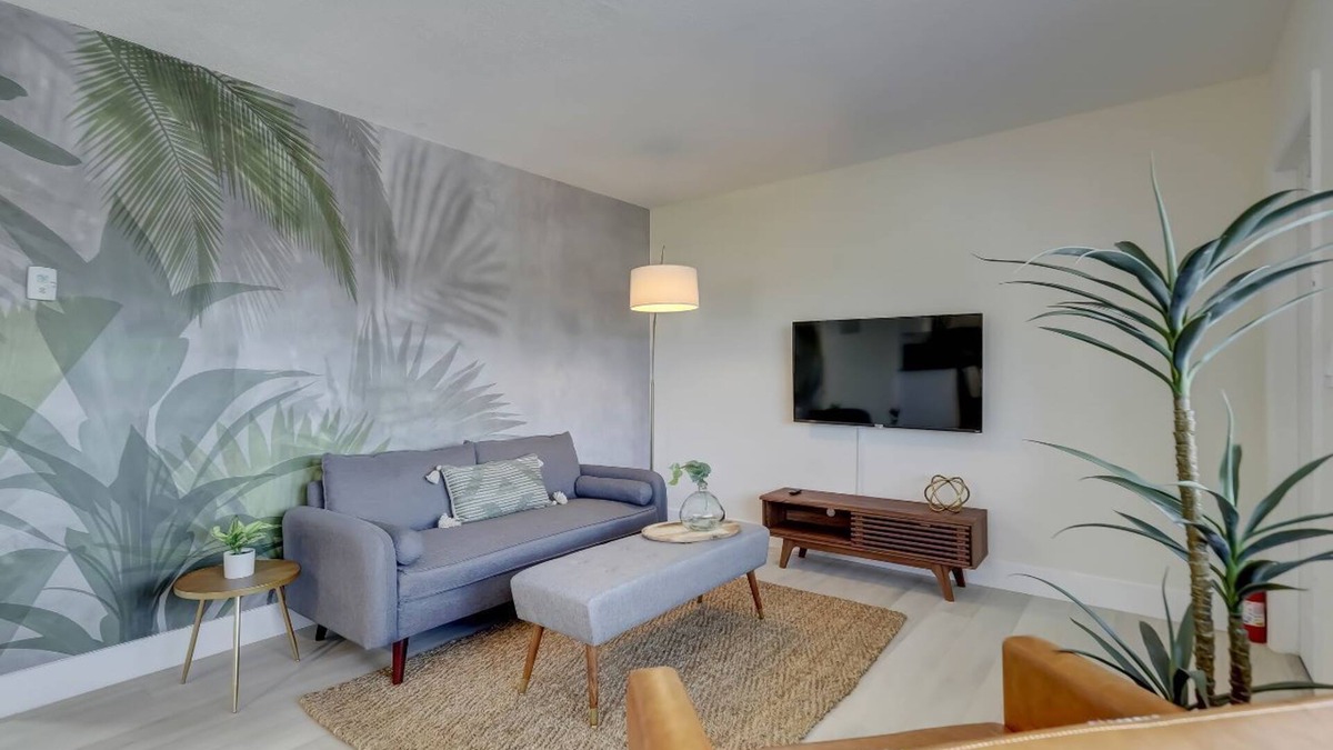 Imperial Point Apartment | Beachy&Boho w/full kitchen & Pool FOR 6 ppl