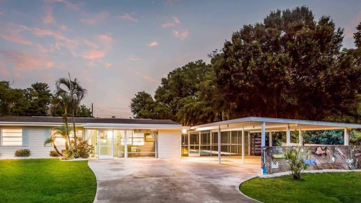 Sarasota House | Beachy Cottage close to Siesta | 3 Bed | Huge Pool