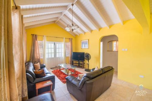 Ruby House | Beachy Cottage I Kitchen I Wi-Fi I Shaded Cabana I Parking