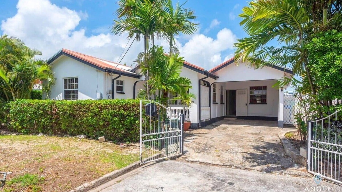 Ruby House | Beachy Cottage|Kitchen|Wi-Fi|Shaded Cabana|Parking