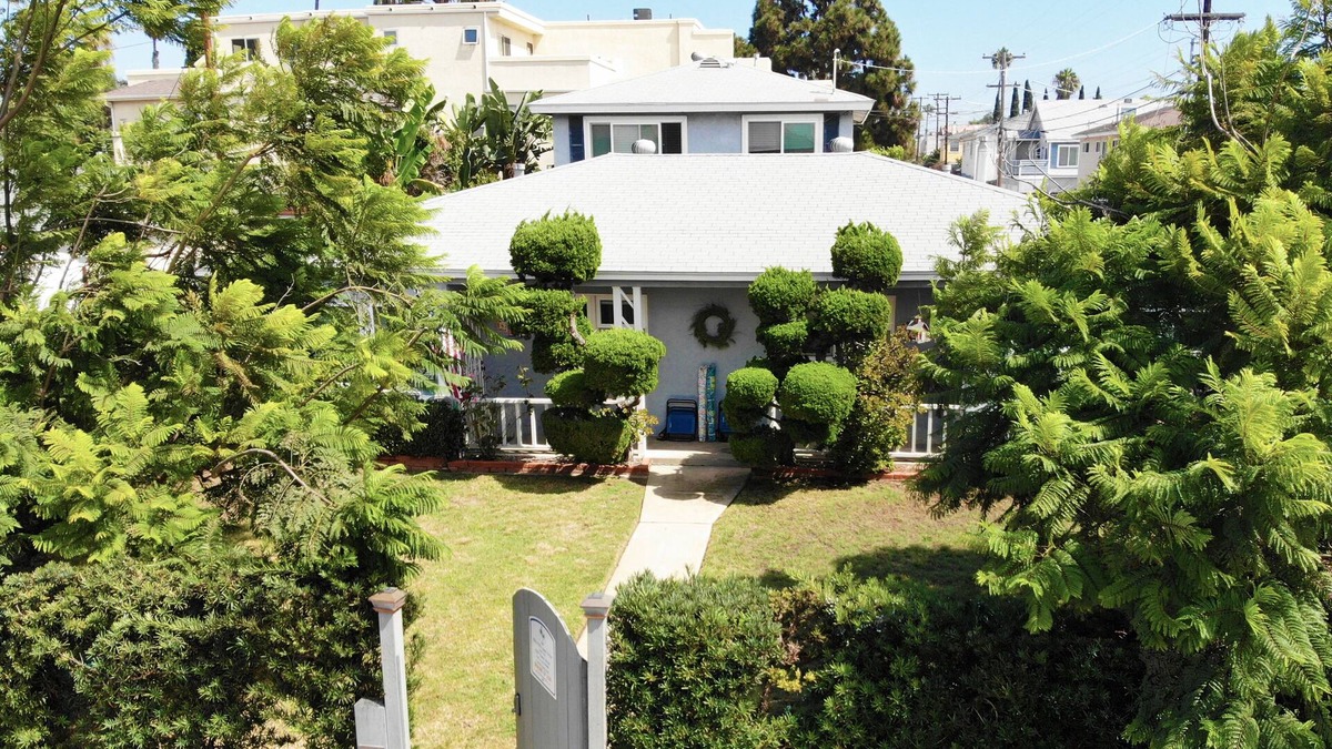 Crown Point Cottage | BEACHY CUTE COTTAGE . Air Con. Nurses-DOD-parking-patio-PB! 500 steps to beach