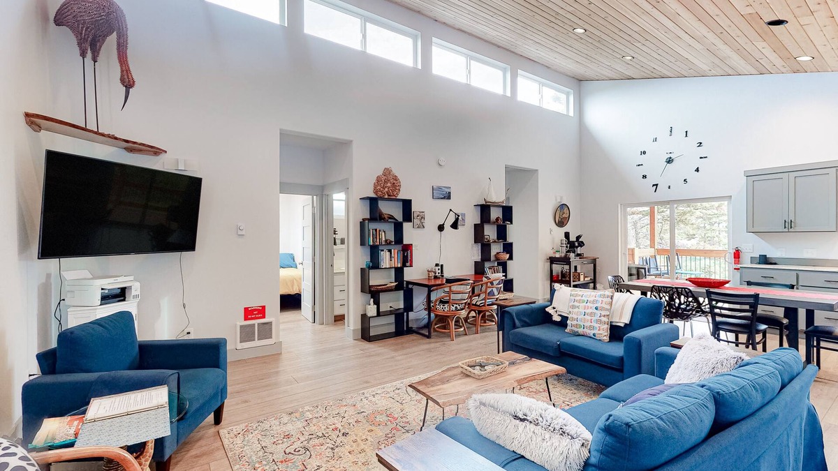 Bandon Apartment | Beachy, Dog-Friendly Home Near the Coast with Free WiFi & a Kitchenette