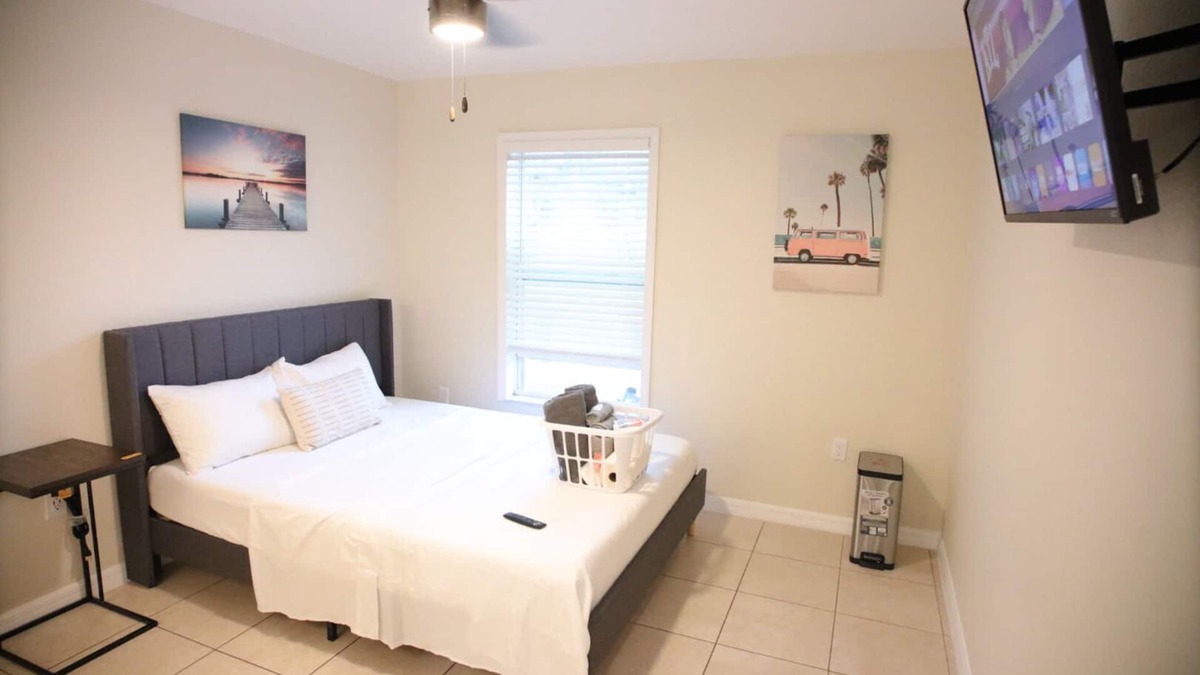 Lakeland House | Beachy Oasis Queen Bedroom with Shared Lavatory