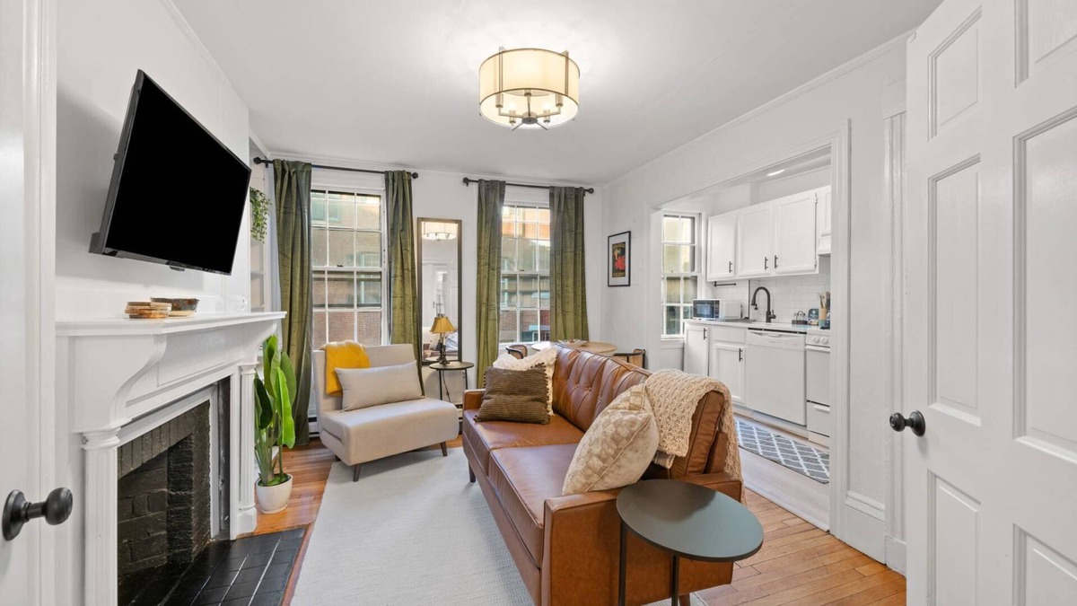 Beacon Hill Apartment | Beacon Hill Elegance: Modern Apt with Balcony, Fast WiFi, Steps to Cafes, MGH and Boston Commons!