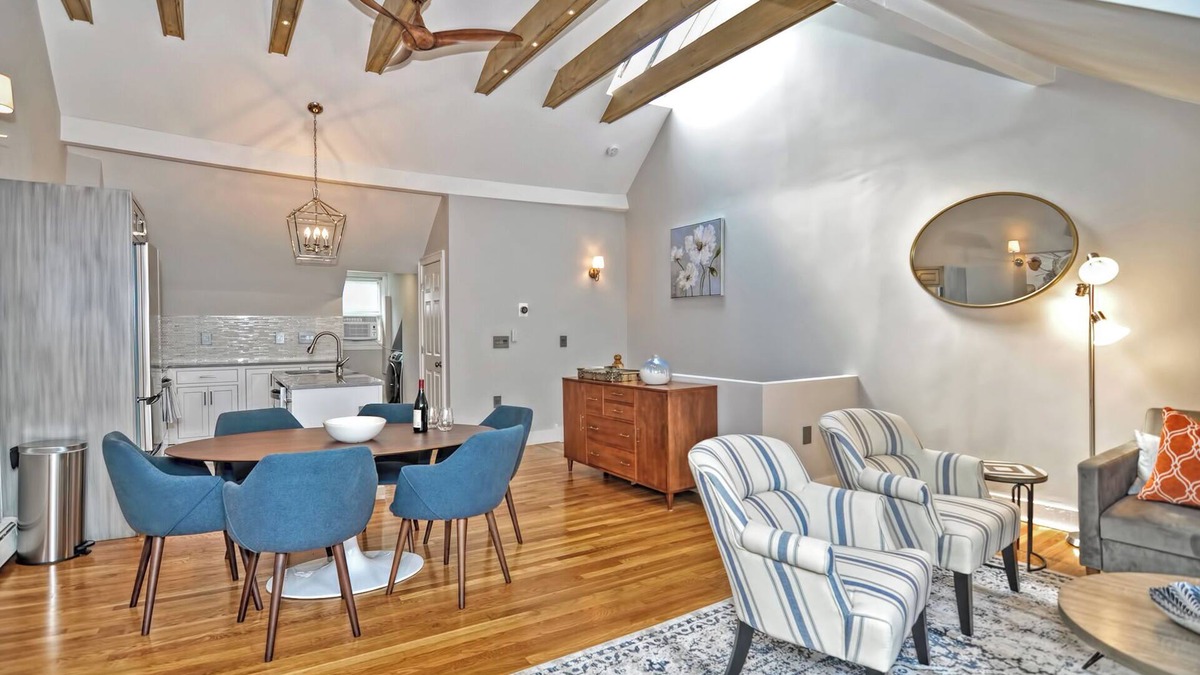 Boston Apartment | Beacon Hill Penthouse, Stately 2-bedroom apartment with AC, WiFi near MGH