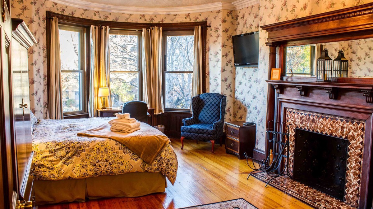 Longwood House | Beacon Inn 1087