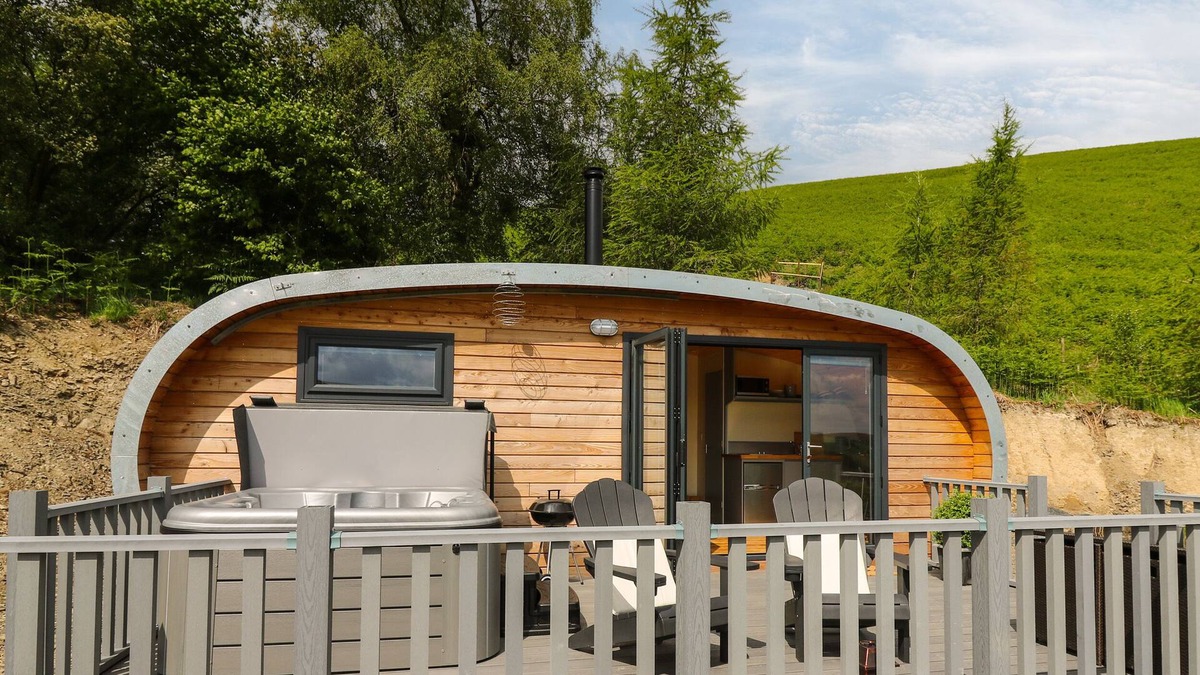 Tirabad Cottage | BEACON VIEW POD, pet friendly, with hot tub in Felindre