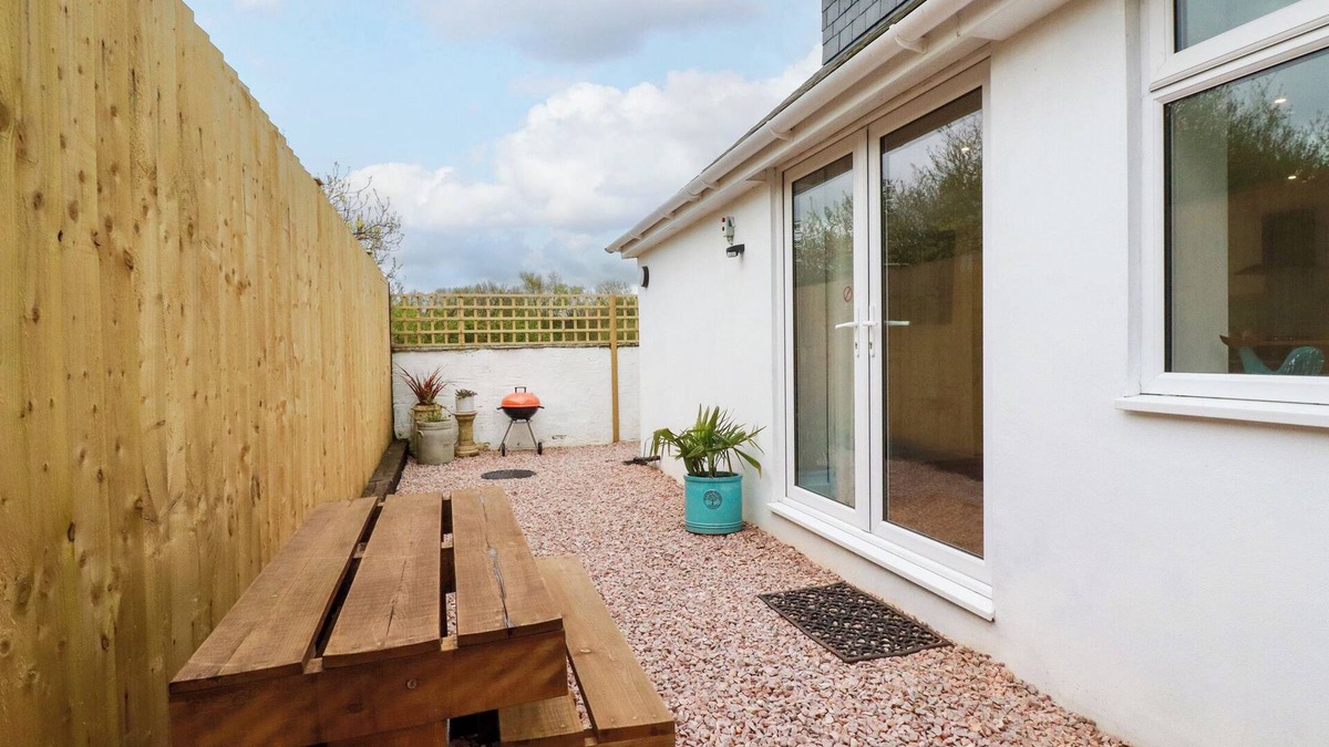 St. Columb Major Cottage | BEAGLE COTTAGE, pet friendly, with a garden in Fraddon