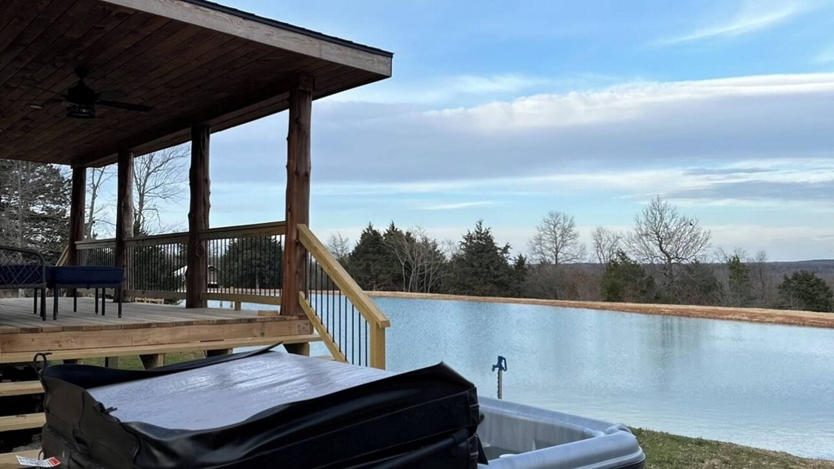 Compton Cabin | Bear Bottom Cabin! HUGE POND AND HOT TUB, KAYAKE, PADDLE BOAT, AND PADDLE BOARD!