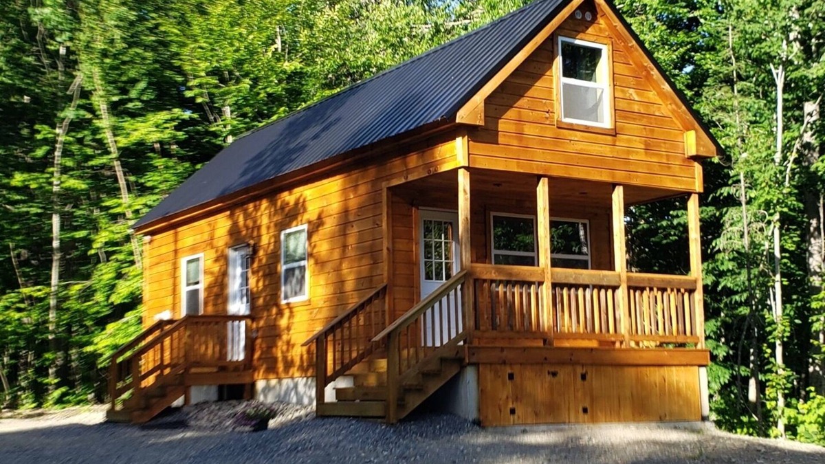 East Corinth Cabin | Bear Cabin: Charming 2-bedroom cabin with WiFi, AC in marvelous Sebec