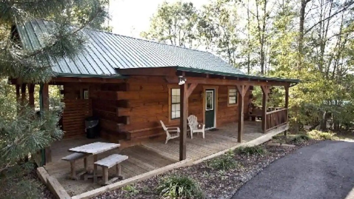 Tellico Plains Cabin | Bear cabin. This modern log cabin with HOT TUB is a large studio with a spectacular king size bed!