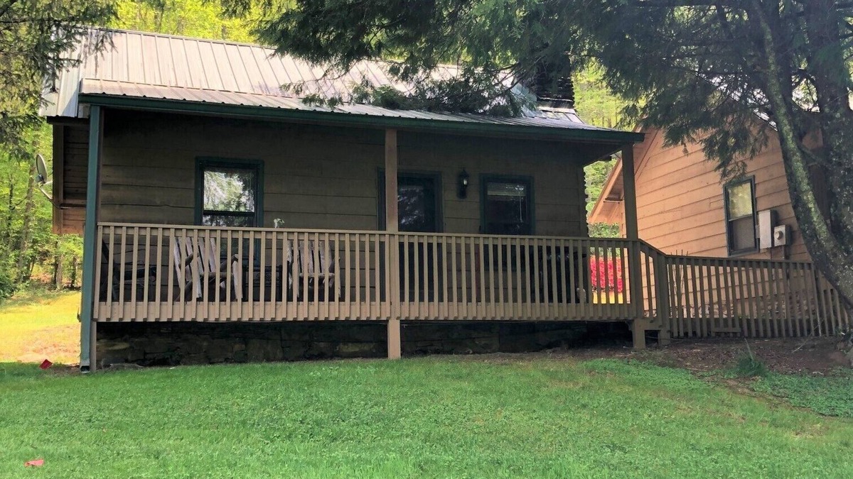 Rabun Gap Cabin | Bear Cave Cabin is perched on a hilltop overlooking Valley Springs lake