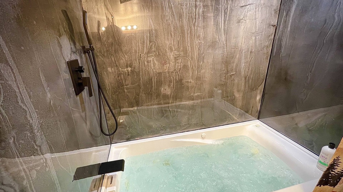 Thompson Falls Cabin | Bear Creek Resort, Cabin Suite (end unit 1 king) JACUZZI BATHTUB SUITE, Cabin Suite (end unit 1 king