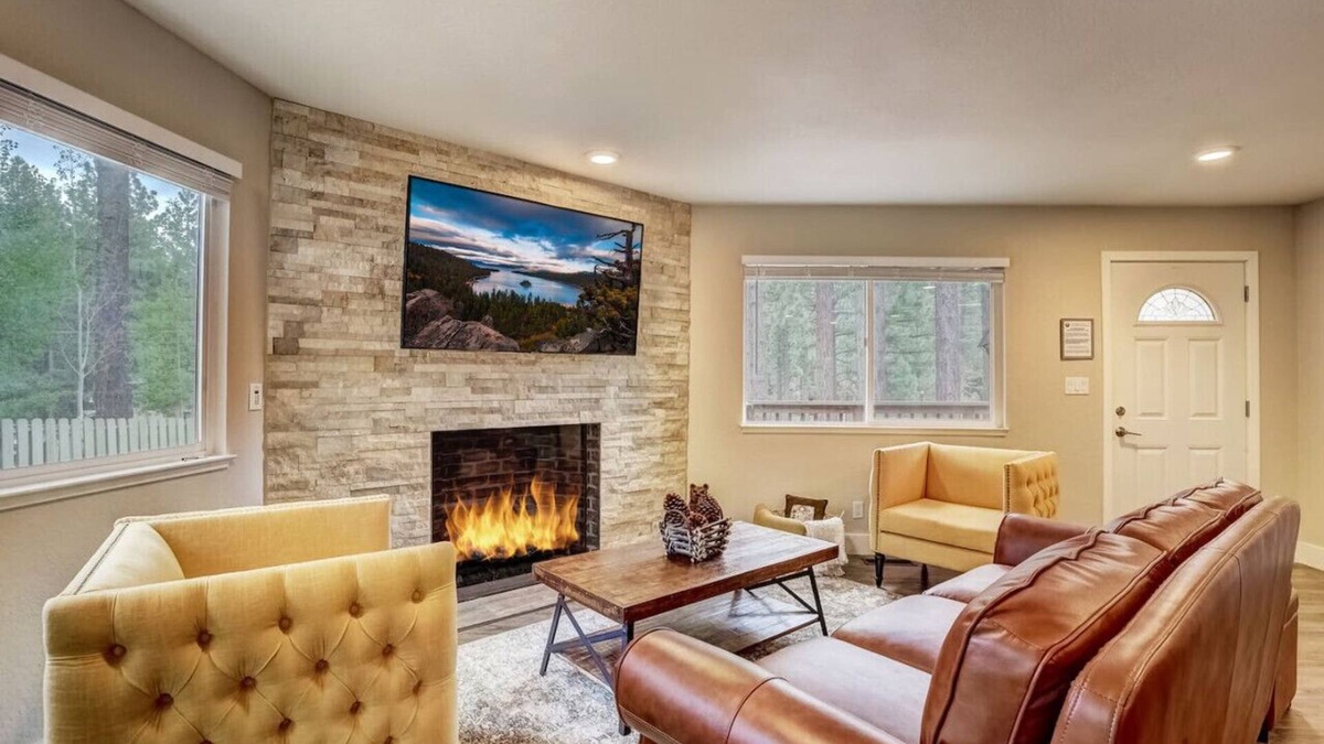 North Upper Truckee House | Bear Cub Cabin - Pets + Hot tub + Arcade Game