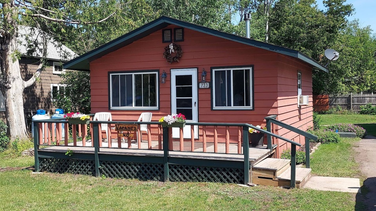 Copper Harbor Cabin | Bear Den Cabin a quaint non smoking cabin Single Bedroom- Sleeps 4 Comfortably