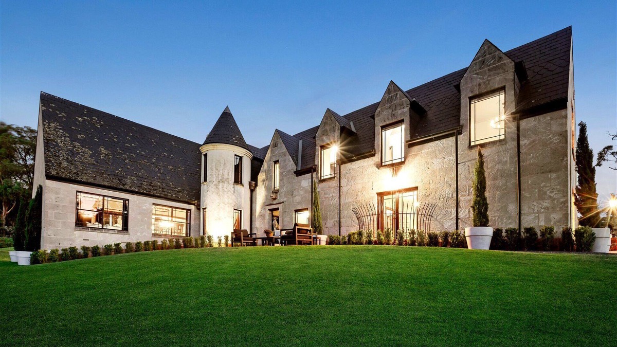 Pakenham House | Bear Hill (With Car Parking)