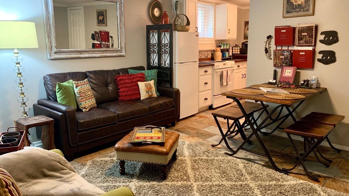 St. Elmo Improvement League Apartment | Bear House 1890, Stinson Suite, Perfect Getaway, Walk to Cafes, Outdoor Activity