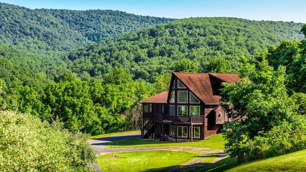 Front Royal Ski Chalet | Bear Mountain Lodge Shenandoah Mountains Skyline Drive/Front Royal (hottub)